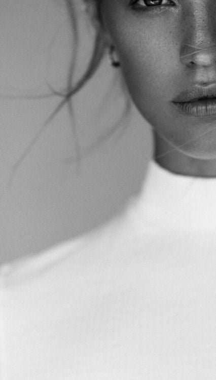 The Right Order to Apply Serum and Moisturizer in Your AM and PM Skincare Regime